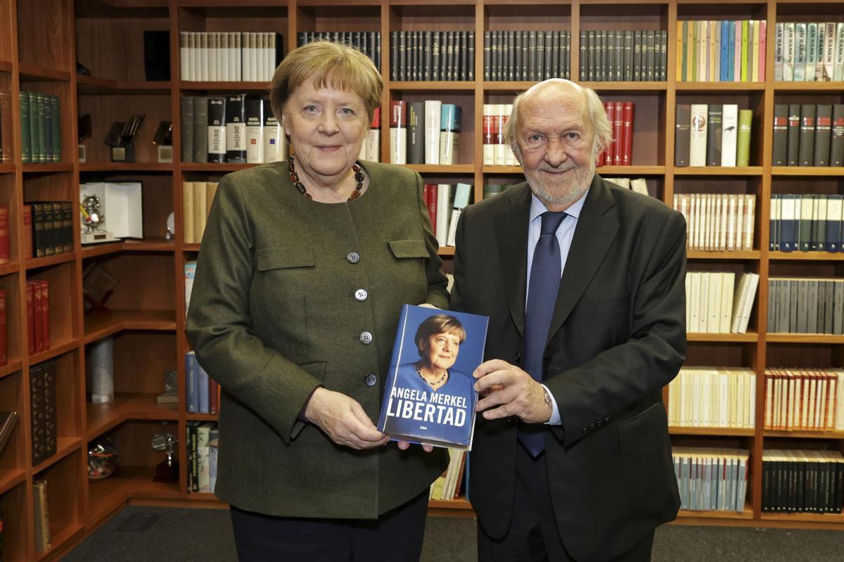 La ex canciller alemana Angela Merkel y el editor Ricardo Rodrigo Amar durante la presentación de sus memorias ‘Libertad’, en el Auditorio RBA.