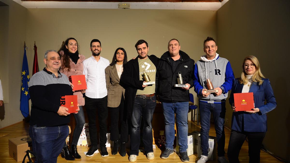 Ganadores de la feria de la tapa de Plasencia, con la edil de Turismo.