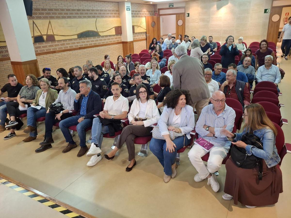 En primera fila y de izquierda a derecha, los concejales de CpJ, del PP y del PSPV