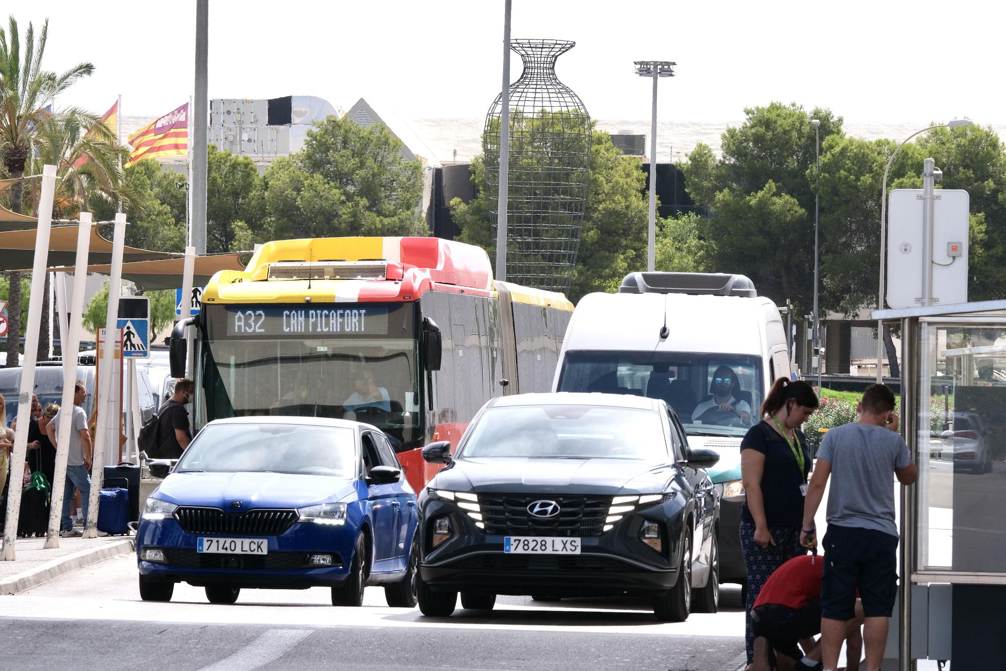 Las fotos del atasco de los 7.000 coches al día en el parking exprés del aeropuerto de Palma