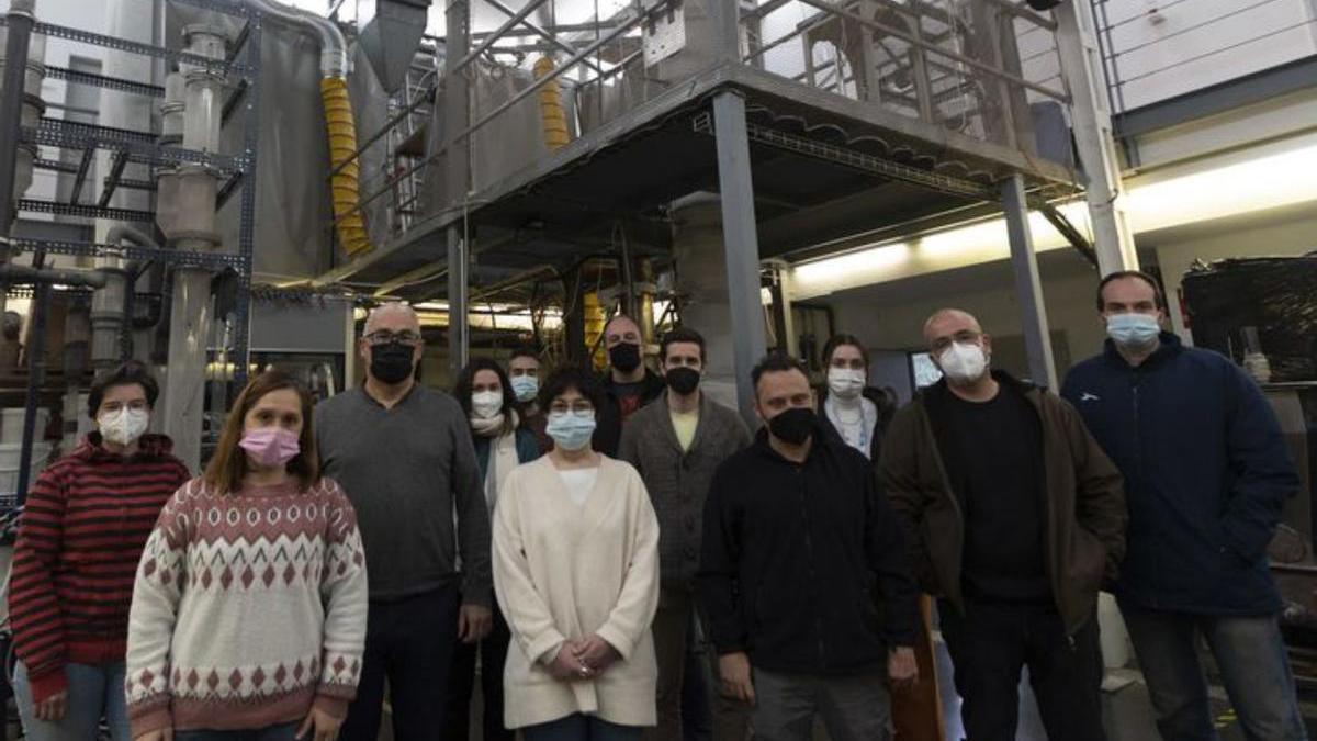 El grupo de Captura de CO2: por la izquierda, Yolanda Álvarez, Montse Rodríguez, Carlos Abanades, María Elena Diego, Borja Arias, Mónica Alonso, José Ramón Fernández, Lucas Fernández, Fernando Fuentes, Heidi White, Alberto Méndez y Roberto García. 