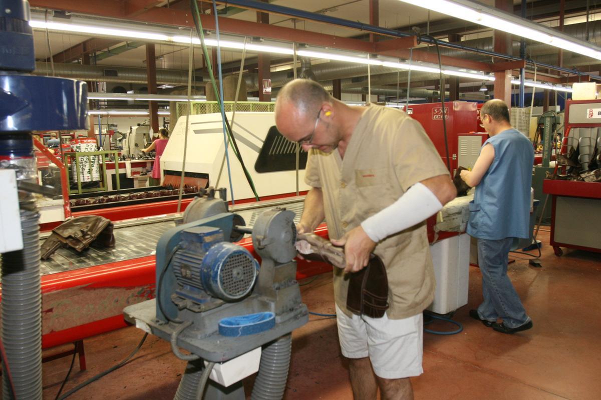 Fabricación de calzado en una empresa de Elche