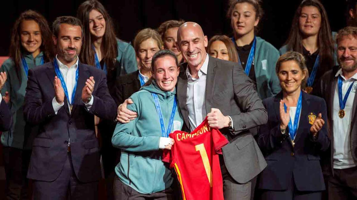 Las heroínas de la selección Sub-17 aterrizan en Barajas.