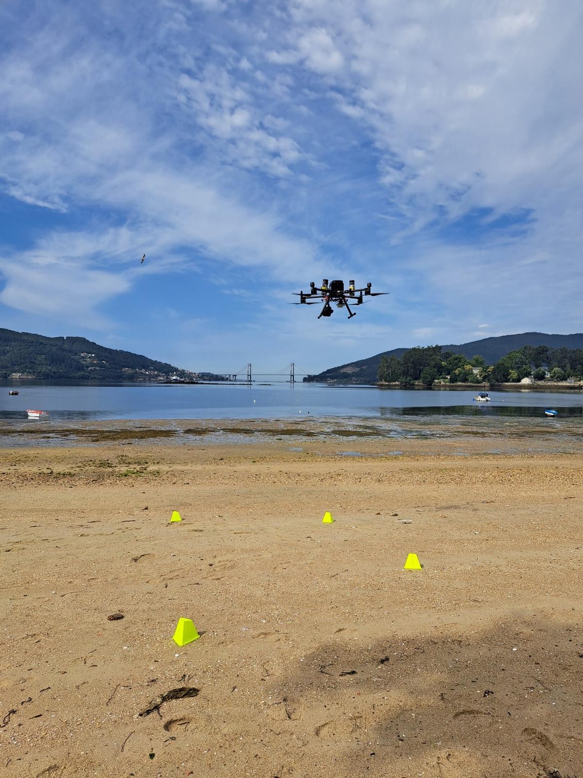 El dron de la campaña, sobrevolando la bahía de San Simón.