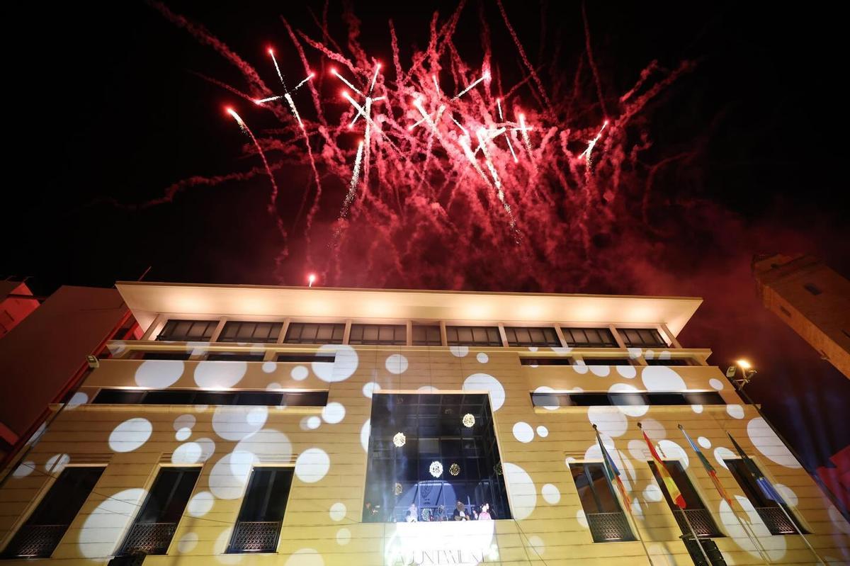 Luces y castillo de fuegos desde la fachada del ayuntamiento de Burriana, el día de la cabalgata de Reyes.