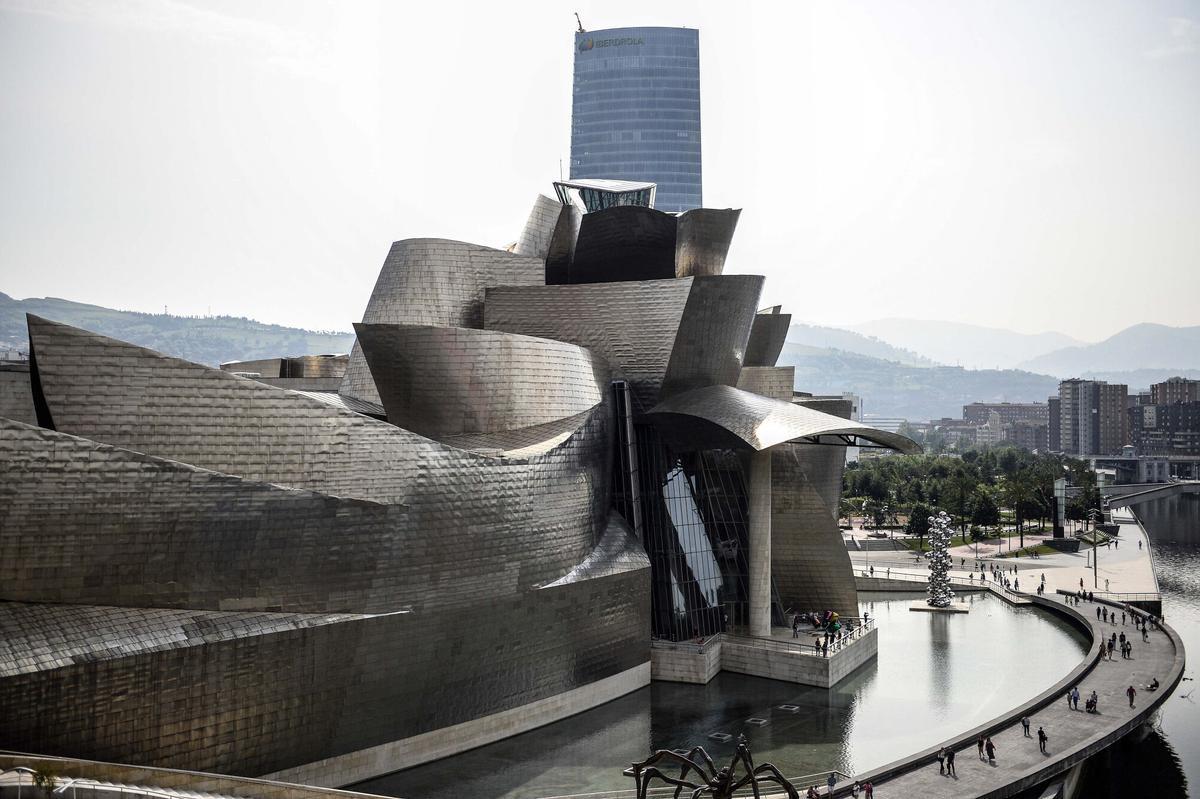 The Guggenheim Museum designed by Frank Gehry stands in Bilbao, Spain, on Tuesday, July 16, 2013. Spain has covered 63.2 percent of its issuance target for 2013 including short-term bills after a debt sale yesterday and is open to other forms of funding, an Economy Ministry official said. Photographer: David Ramos/Bloomberg. Museo Guggenheim. edificios