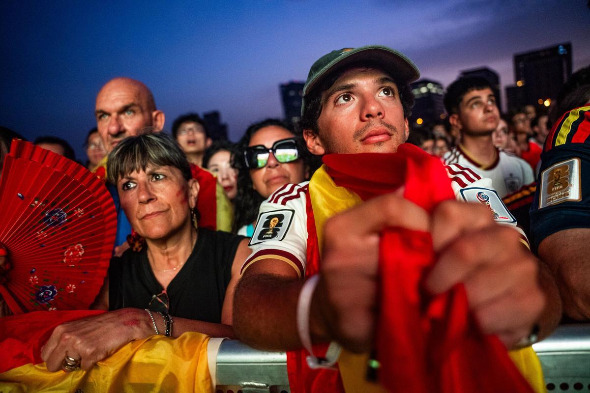 Aficionados de la selección española siguen la final del Mundial 2026, que disputan España y Argentina, en la pantalla gigante situada en la Plataforma Marina del Fòrum. Barcelona. 19/07/2026. Deportes. AUTOR: Marc Asensio