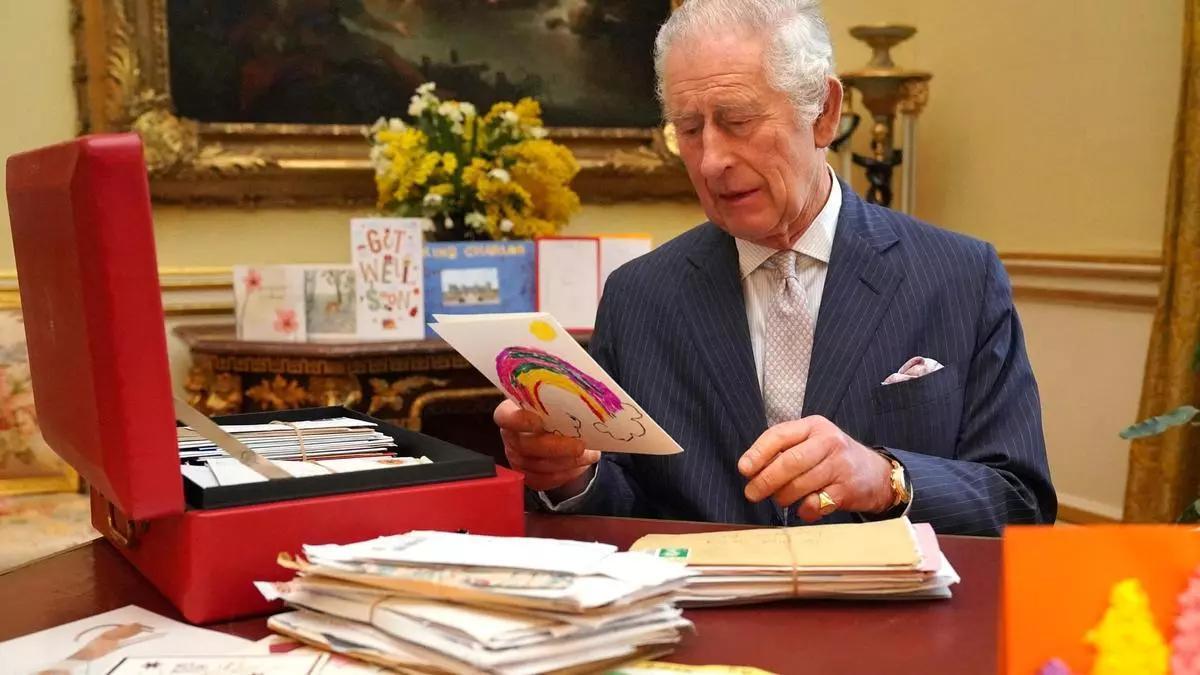 El rei Carles III, el passat 21 de febrer, llegint cartes de ciutadans desitjant-li una ràpida recuperació.