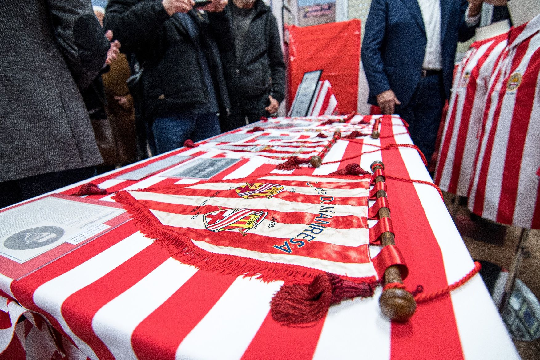 Presentació de les camisetes i banderes històriques del CE Manresa