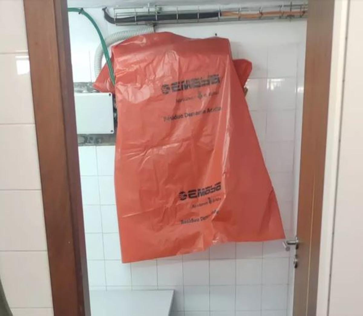 Ein mit einer Plastiktüte abgedeckter Stromkasten in der Polizeiwache