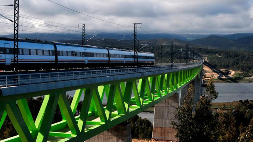 El tren de alta velocidad que enlaza Vigo y A Coruña. //I. Abella