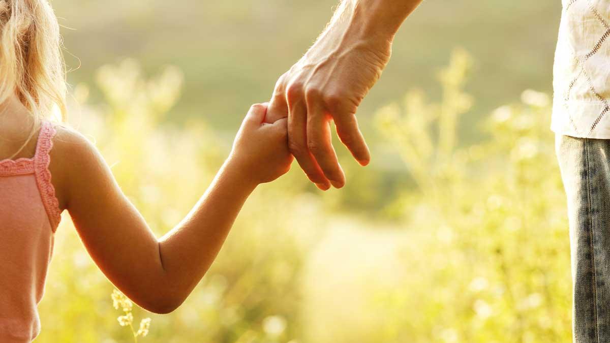 Un padre pasea con su hija.