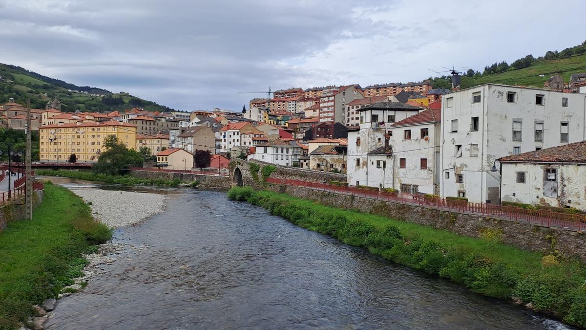 Vista de la villa canguesa con el río en primer término.