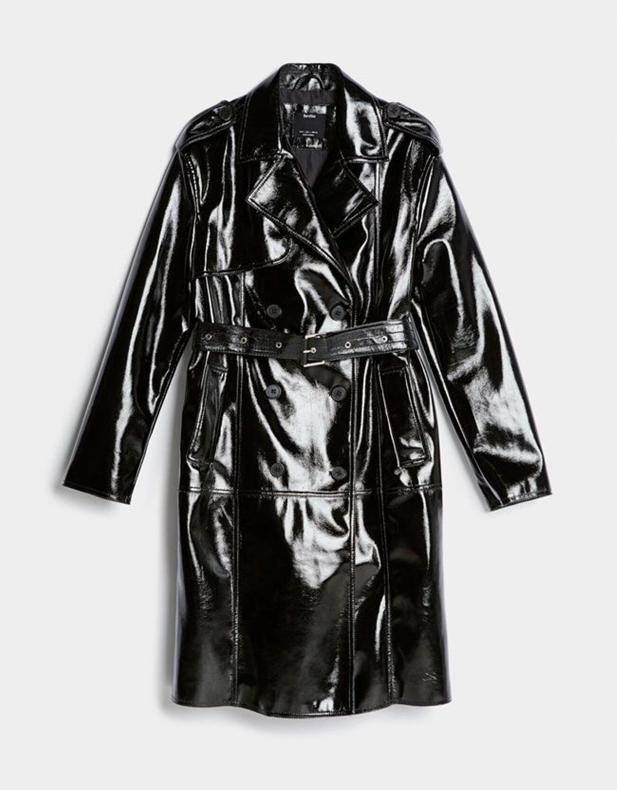 Abrigo trench negro efecto vinilo, de Bershka