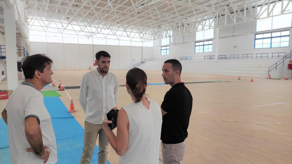 El alcalde y el concejal de Urbanismo, en la visita al pabellón Fontana Mogort, este martes.