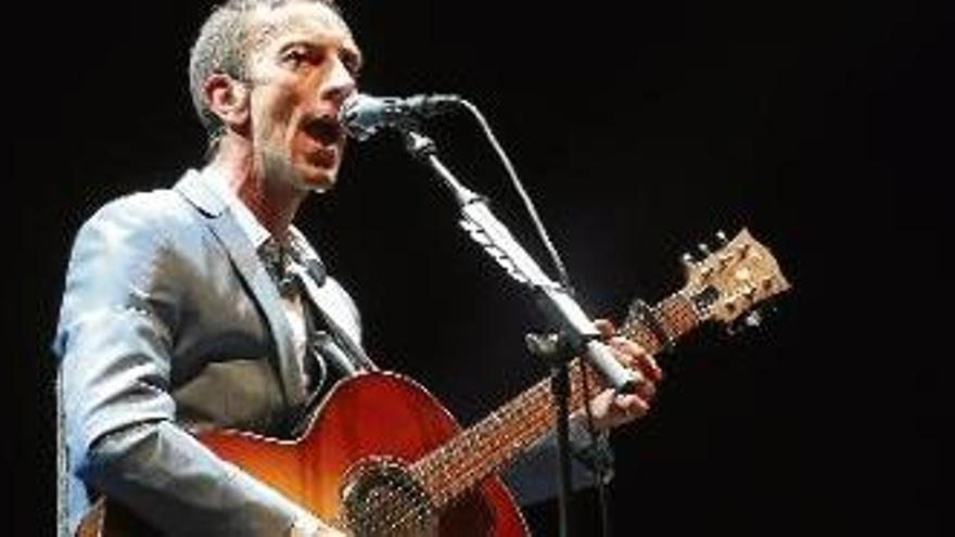 Richard Ashcroft, amb la seva guitarra, durant el concert que va oferir divendres a Calella de Palafrugell.