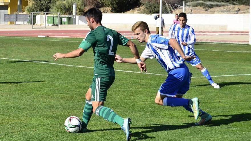 Un jugador del Jumilla trata de evitar un centro de un rival, ayer.