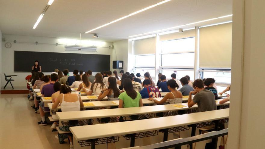 Estudiants fent proves de la selectivitat a la universitat