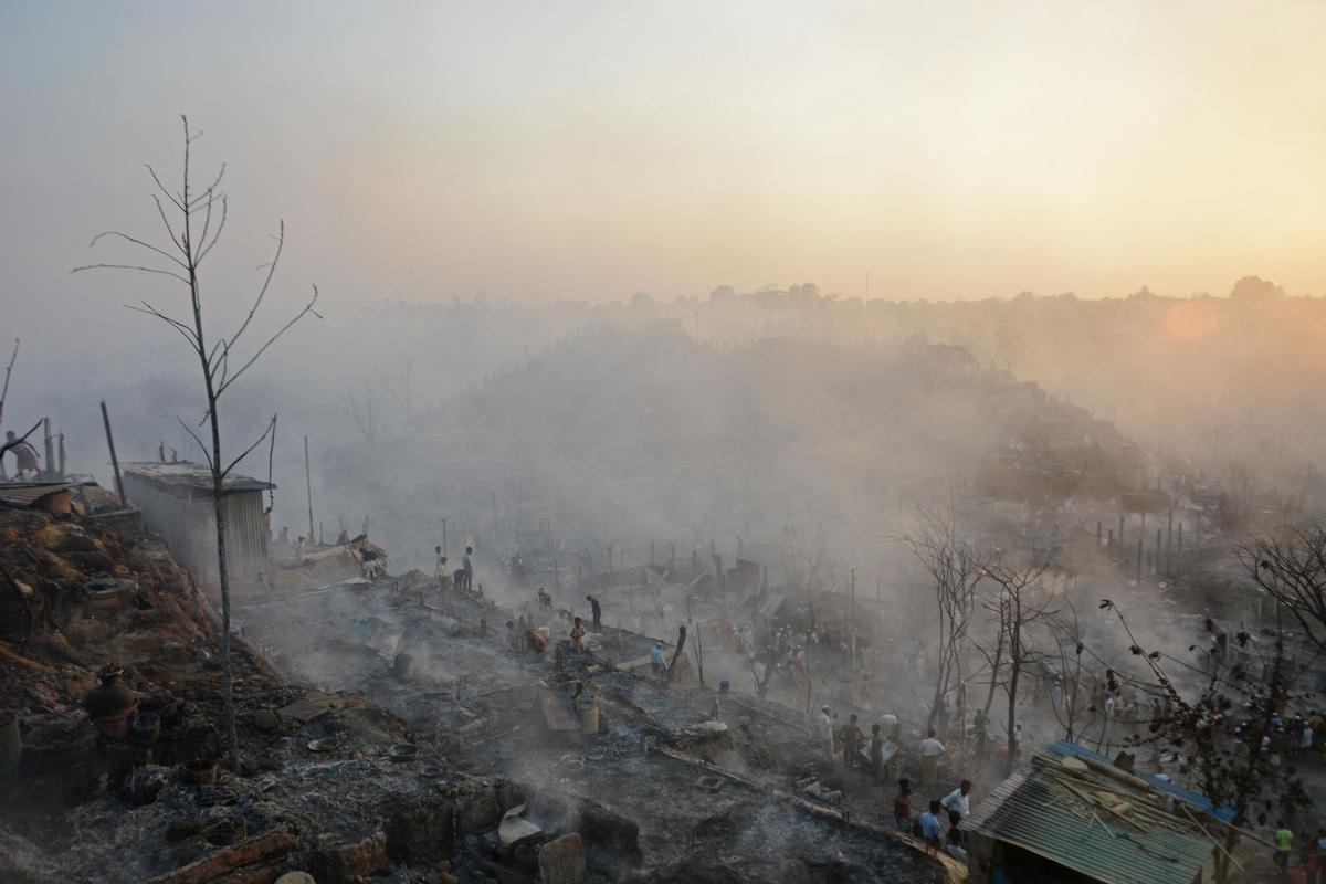 Un gran incendio en un campo de refugiados rohingya en el sureste de Bangladesh el domingo quemó 2.000 refugios, dejando a unas 12.000 personas sin hogar