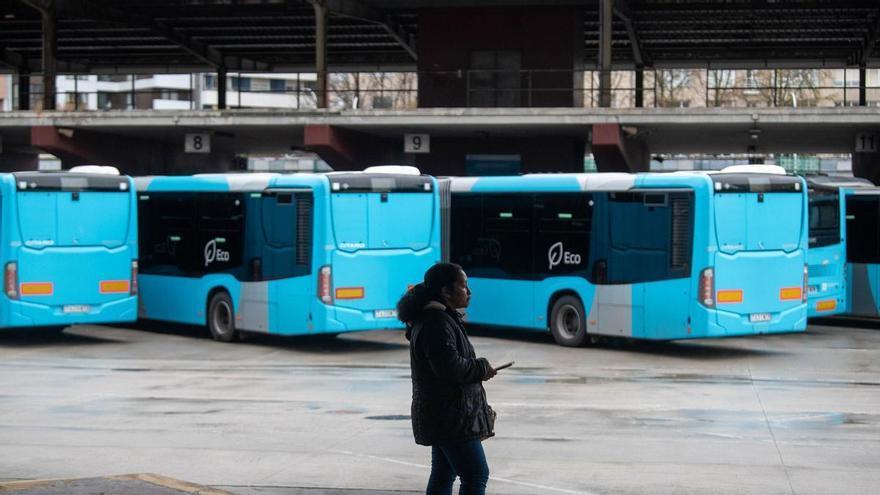 La huelga de buses seguirá suspendida este lunes a la espera de un acuerdo