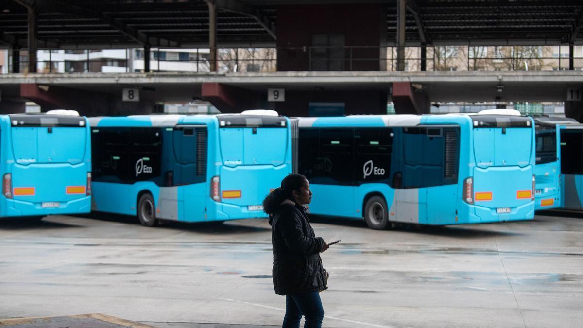 La huelga de buses seguirá suspendida este lunes a la espera de un acuerdo