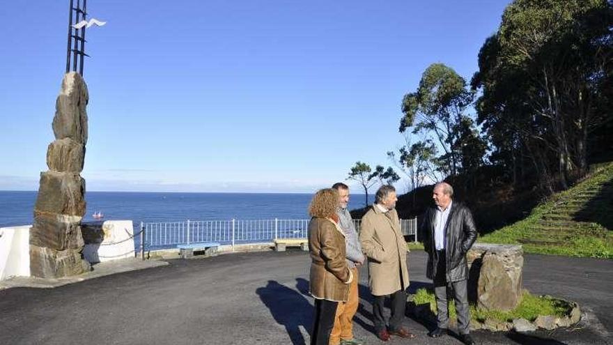 Cruz Fernández, edil de Obras de Navia; el director general de Administración Local, Ricardo Suárez; Ignacio García Palacios y Álvaro Álvarez, ayer, en el Monolito de Navia.