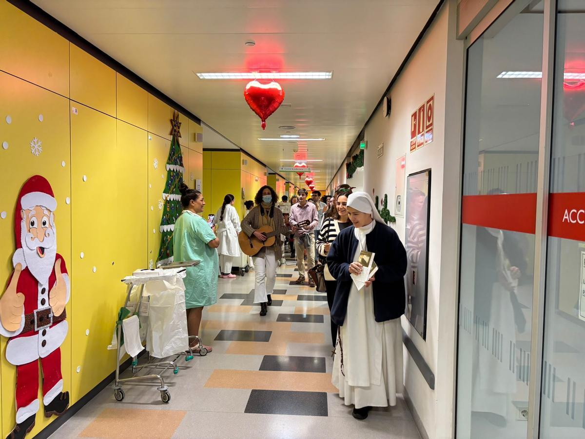 La Pastoral Universitaria de Oviedo llena de villancicos las habitaciones de HUCA