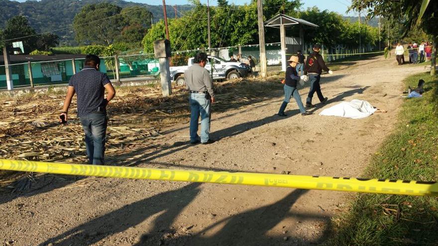 La policía tras el precinto de la escena de uno de los incidentes.