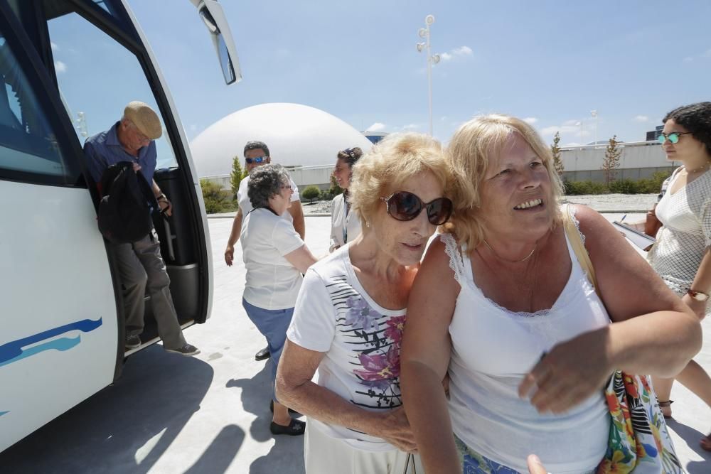 Cruceristas del buque "Braemar" en Avilés