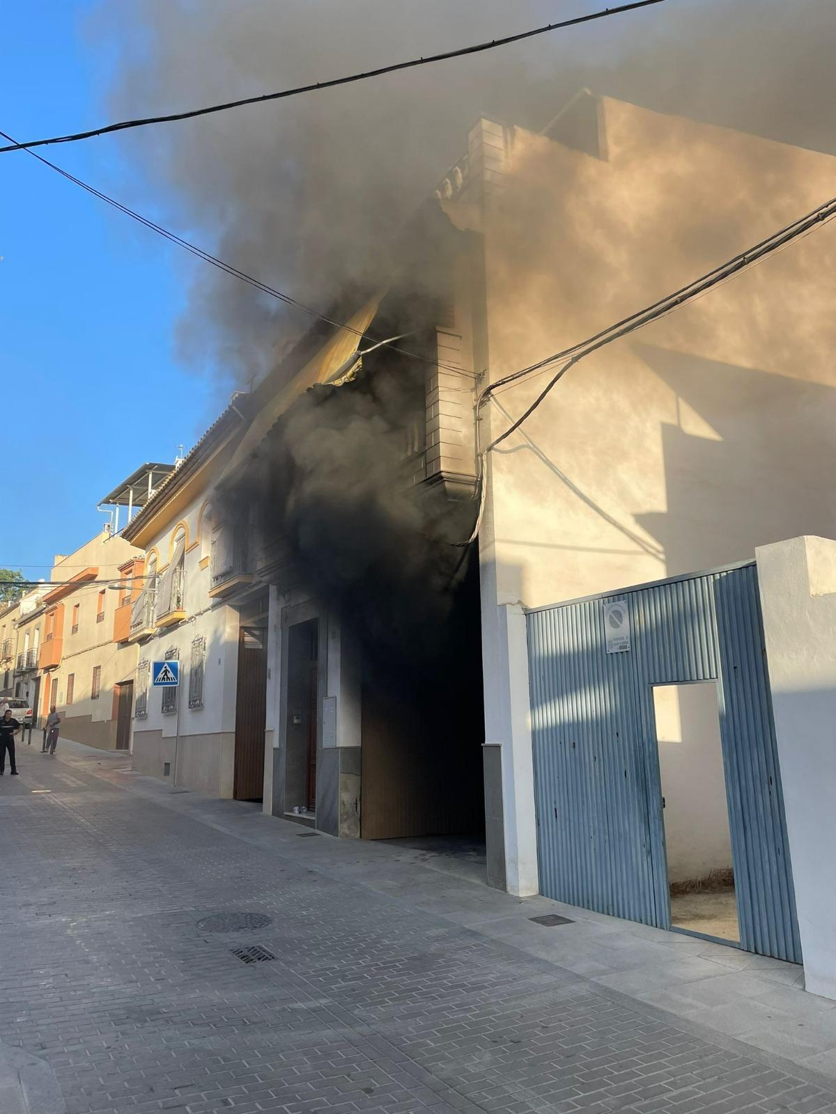 Un incendio calcina un garaje y destruye un vehículo en Lucena.