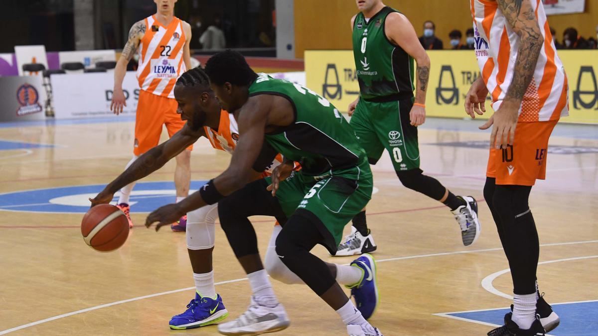 Ashley Hamilton y Romaric Belemene luchan por el balón.