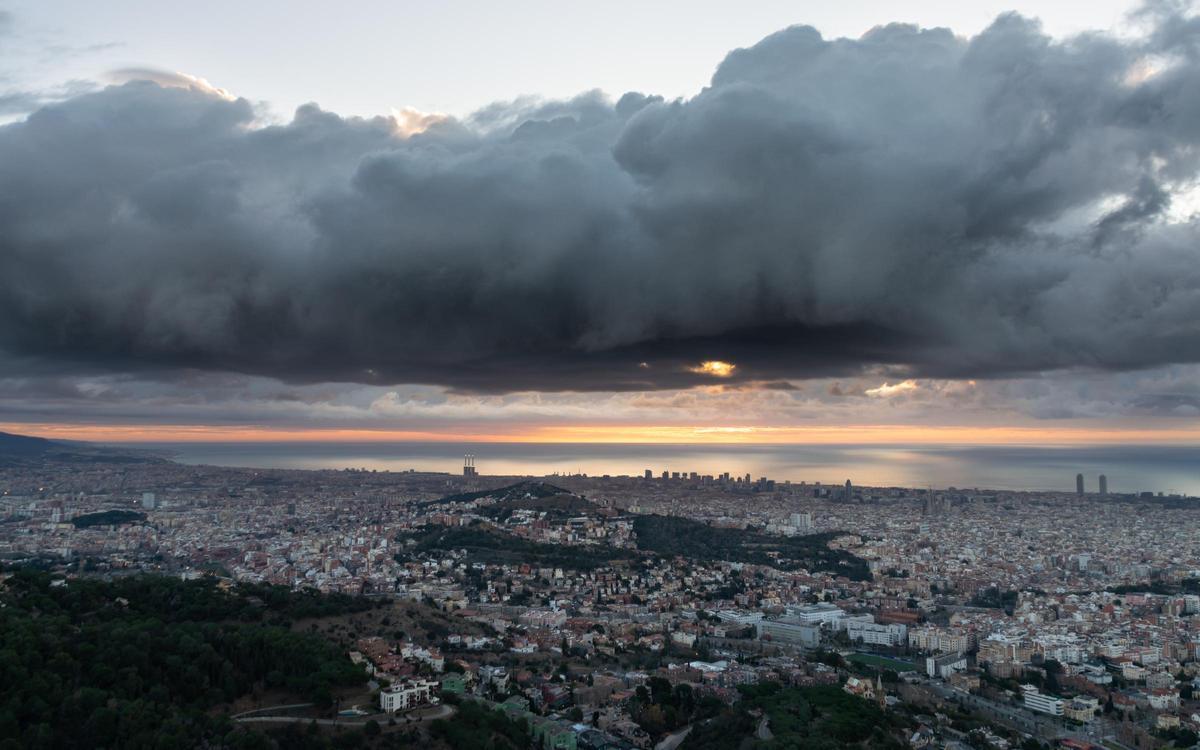 Nubes matinales en la costa central de Barcelona, el 5 de marzo del 2024