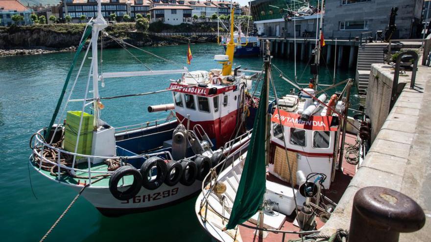 Quejas entre los pescadores por la reanudación del dragado del puerto deportivo de Llanes