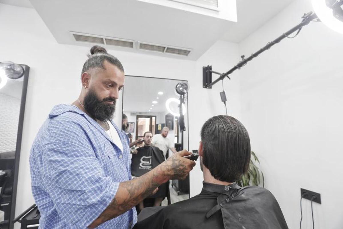 Manuel Cortes cortando el pelo a Guillermo Boglia, director del documental