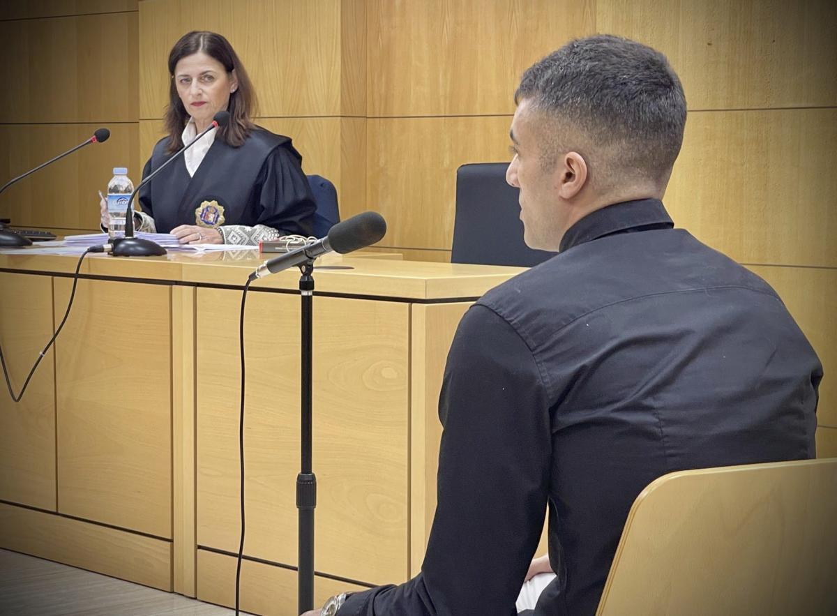 La fiscal atiende a la declaración del acusado, que solo contestó a las preguntas de su abogado.