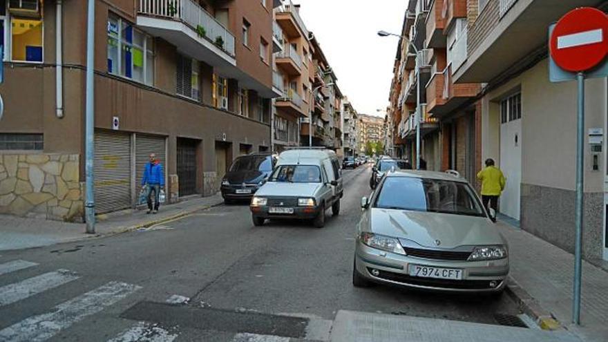 Vehicles i vianants pel carrer del general Manso Solà, ahir