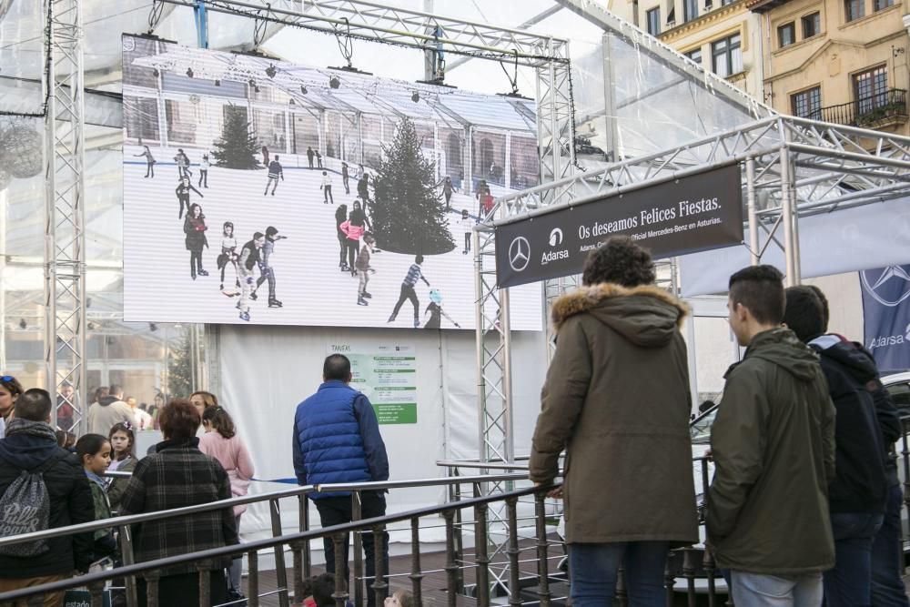 Ambiente en la pista de hielo de Oviedo