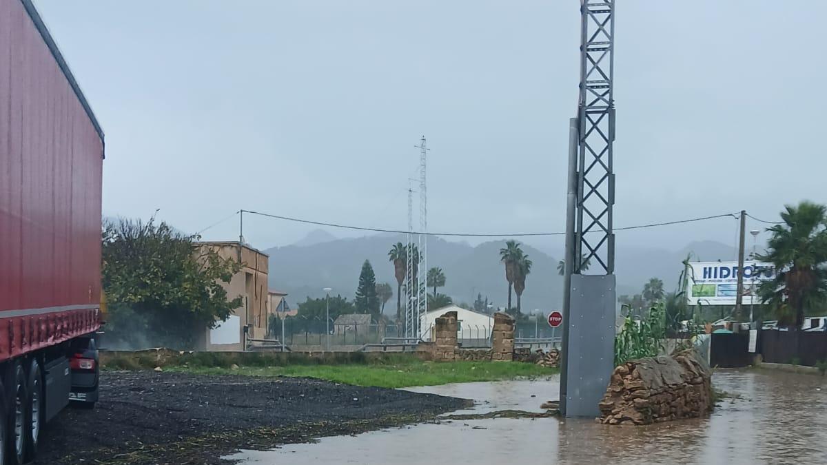 Las parcelas donde se han acumulado restos de asfalto se suelen inundar, como se observa en esta imagen reciente