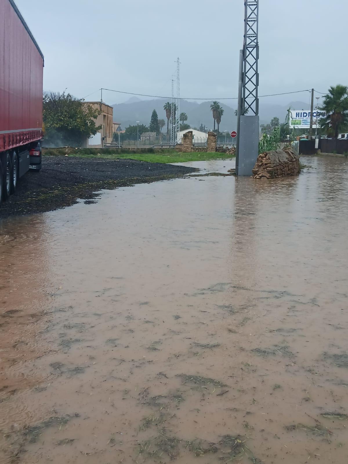 Las parcelas donde se han acumulado restos de asfalto se suelen inundar, como se observa en esta imagen reciente
