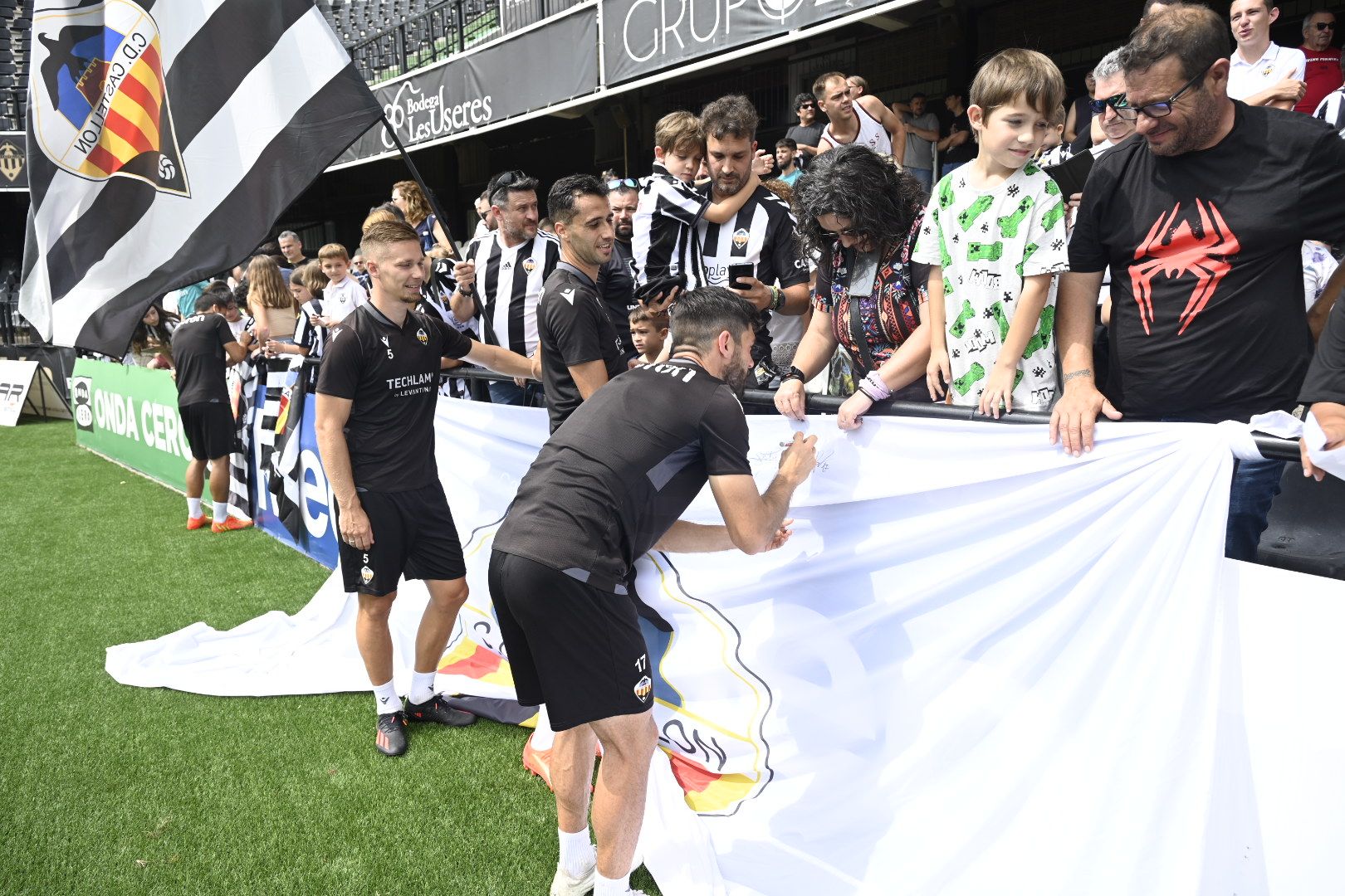 Galería de fotos: La afición lleva en volandas al CD Castellón