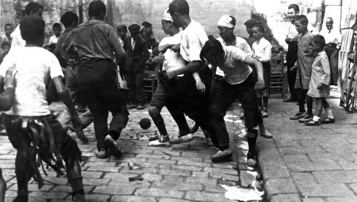 Trabajadores jugando en la hora del descanso en la década de los años 20.