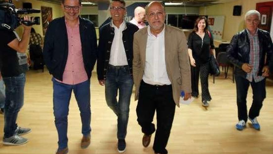 Rivas, Gallego y Losada, en la sede. // Marta G. Brea