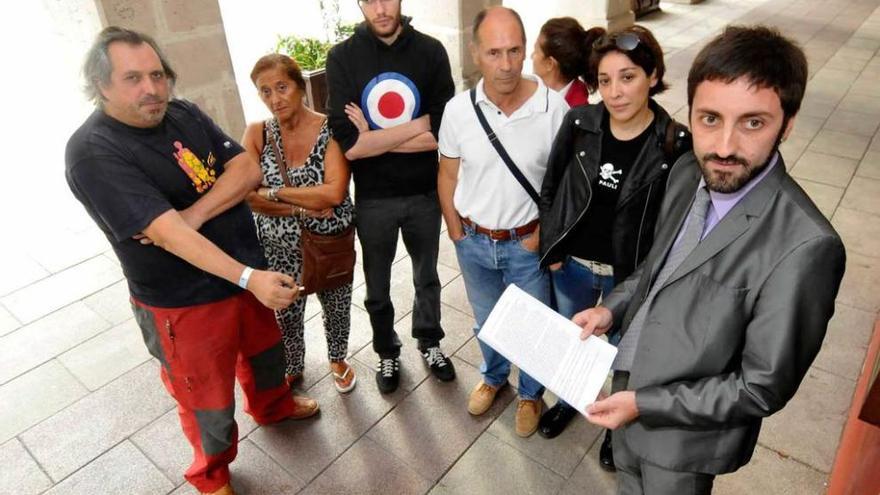 Integrantes de la plataforma que rechaza la visita de la Guardia Real, ayer, en el Ayuntamiento.