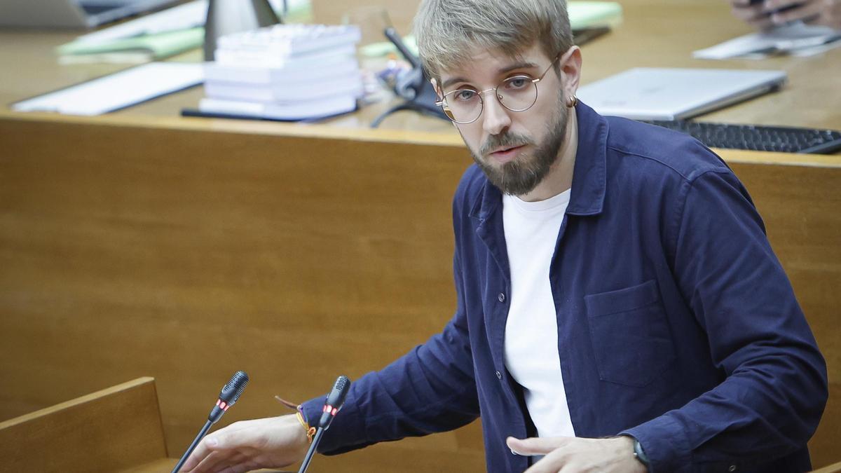 El diputado de Compromís, Francesc Roig, interviene en un pleno en las Corts.