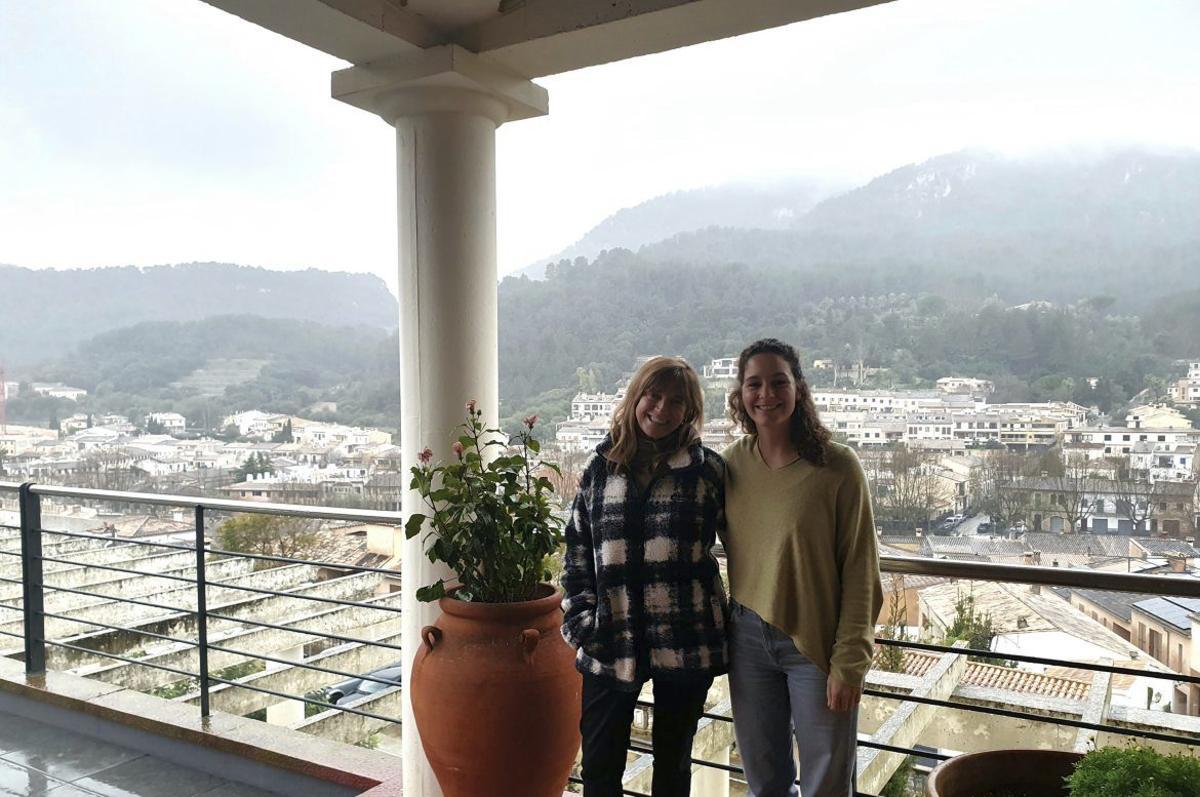 Anna Traveset (izquierda) y Raquel Muñoz en el IMEDEA.