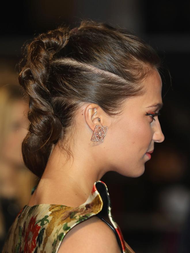 Detalle del peinado de Alicia Vikander en la presentación de 'Tomb Raider' en Londres