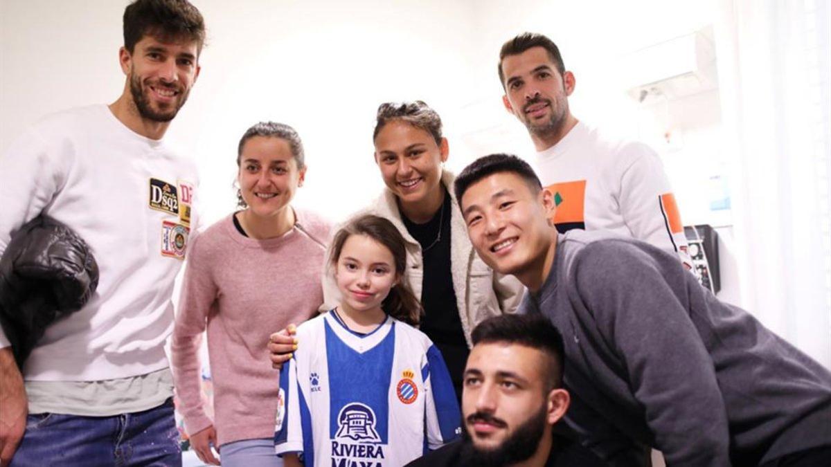 Los jugadores del Espanyol, durante la visita a los hospitales.