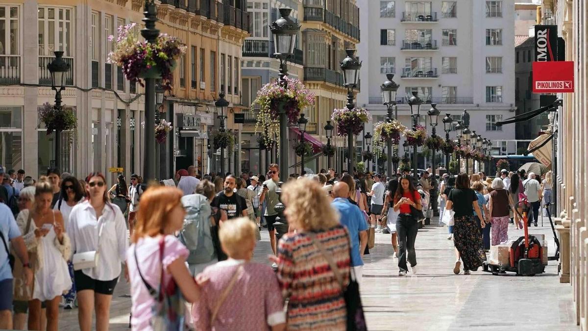 Uno de cada cinco malagueños tiene 65 o más años. Viandantes por la calle Larios de Málaga