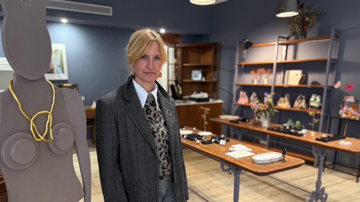 La artesana Jessica Janke en su tienda de Manacor.