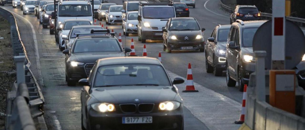 Vehicles a la sortida de l’autopista, a Girona. | ANIOL RESCLOSA